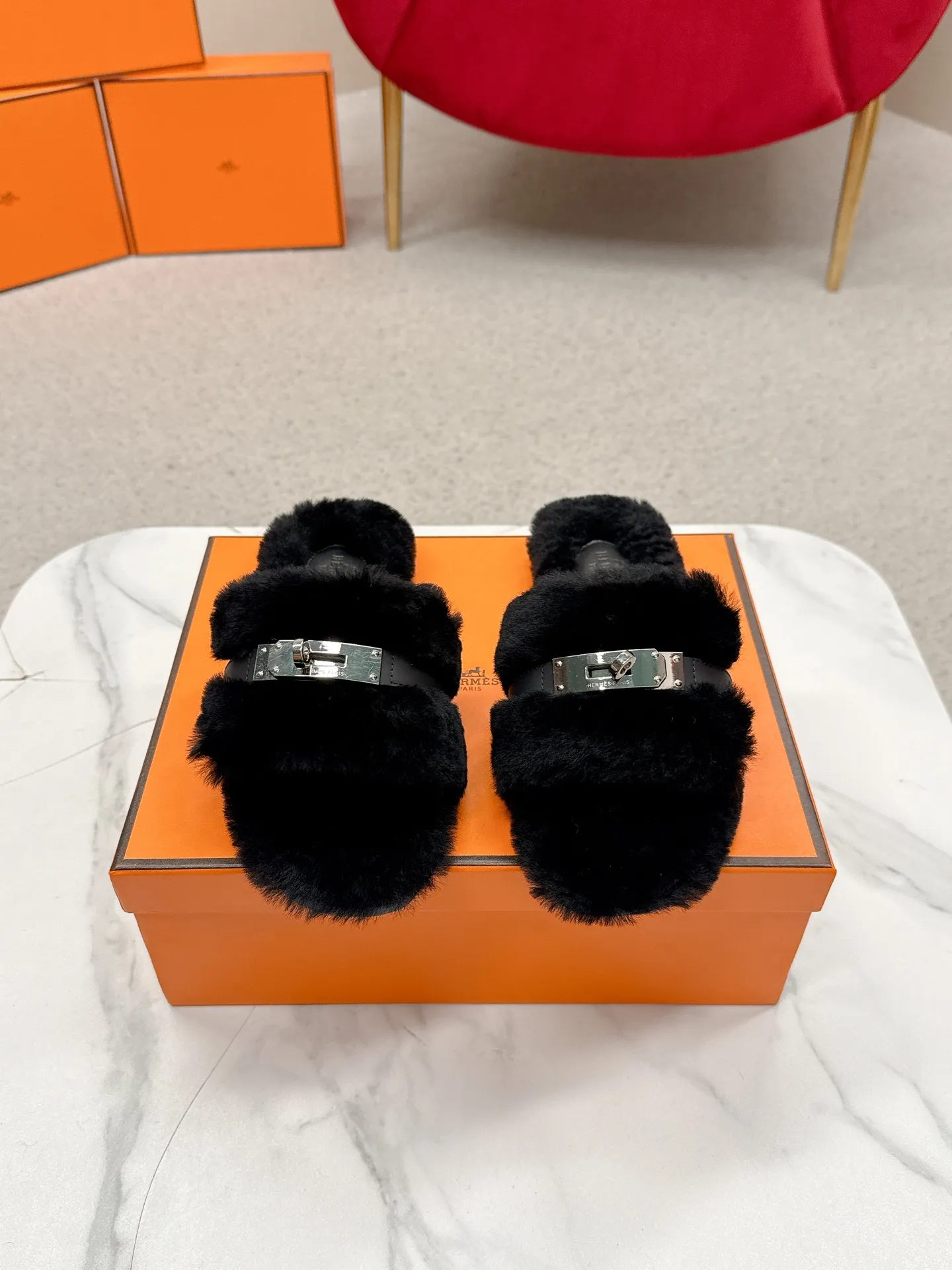 👟👟Ex-factory price 480👟👟 Hermes 🐎25/ Latest Autumn and Winter fur one-piece fur slippers KeIIy locks are embellished on the uppers with palladium plating to reflect low-key light. This year’s fabrics are made of lamb wool, which is fluffy and cute. It feels like stepping on clouds. Wear it barefoot or with socks, it is very fashionable 🎁 Paired with suit pants, it is an invisible shirt in the workplace. Echoing the knitted skirt, it has become a standard accessory for lazy afternoons. Pair it with jeans for a more casual style. ✔️Fabric: wool ✔️Inner lining: imported lamb wool ✔️Sole: original leather sole ✔️Size: #35-42 (customized at 40.41.42)